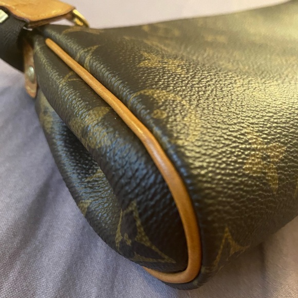 Beautiful Louis Vuitton Eva Clutch - Picture 5 of 8